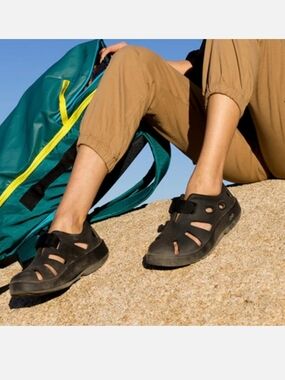 Oofos OOcandoo Recovery Sandal in Black